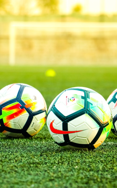 球速体育应用在手机上的界面截图，显示足球比赛直播画面